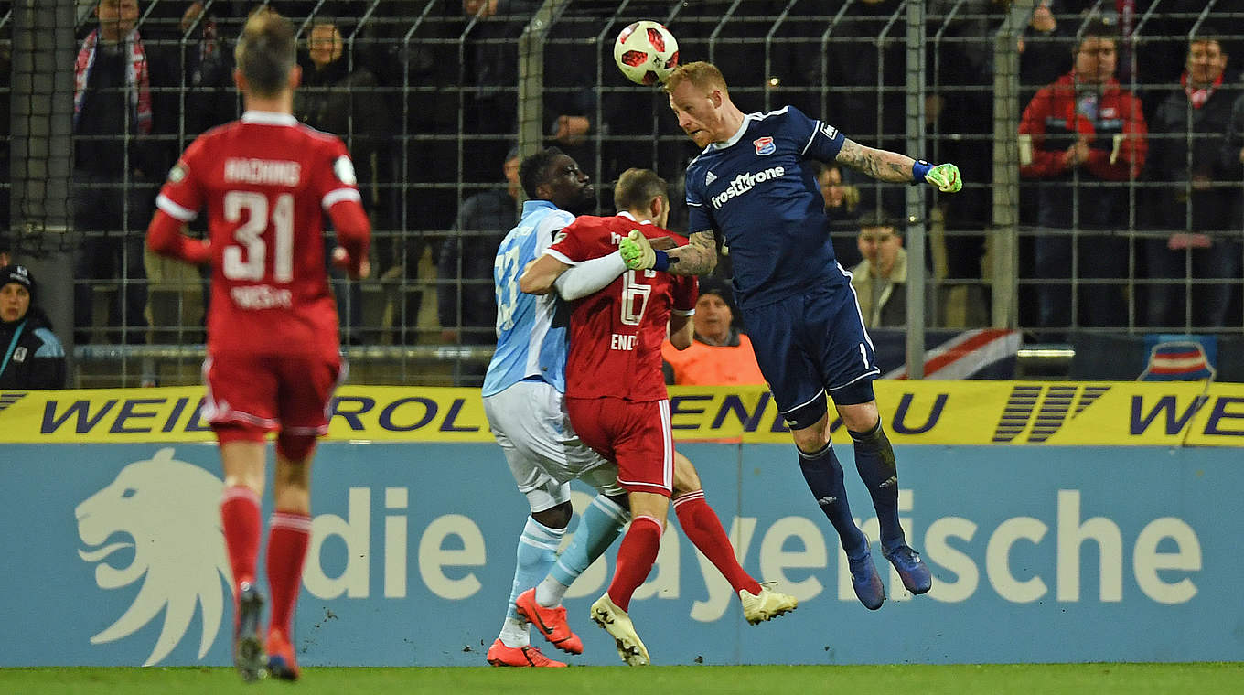 Rettungstat im Derby: Hachings Keeper Lukas Königshofer klärt mit dem Kopf © 2019 Getty Images