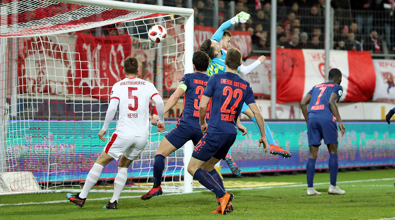 Ausrutscher: Halles Moritz Heyer (l.) trifft bei der Niederlage zum zwischenzeitlichen 2:1  © imago images / Picture Point LE