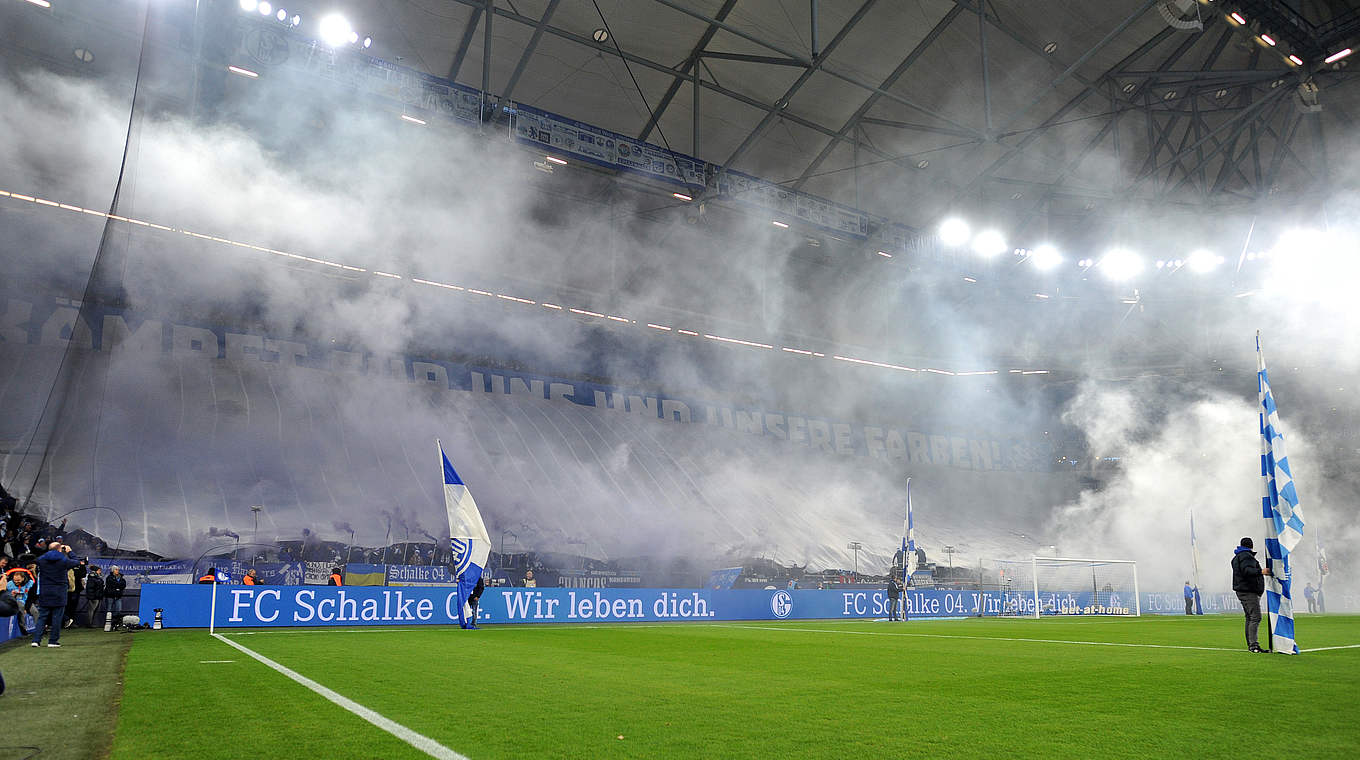 Pyrotechnik vor Spielbeginn: Das DFB-Sportgericht belegt Schalke mit Geldstrafe © Getty Images