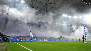 Pyrotechnik vor Spielbeginn: Das DFB-Sportgericht belegt Schalke mit Geldstrafe © Getty Images