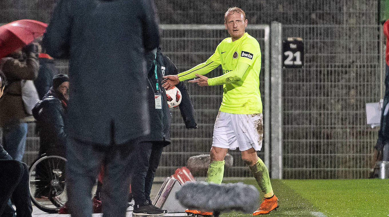 Muss einmal aussetzen: Alf Mintzel vom SV Wehen Wiesbaden © imago images / Eibner