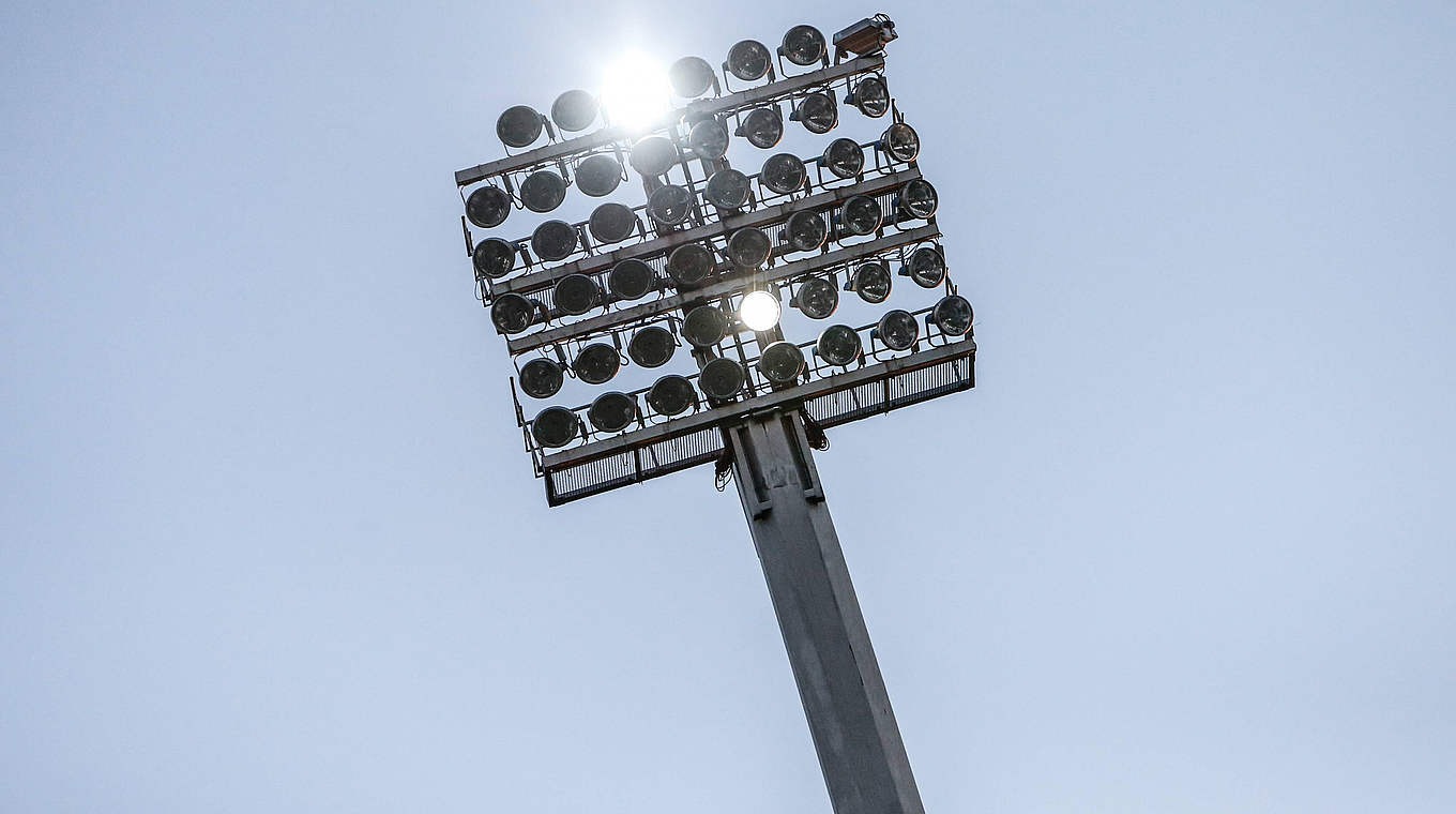 Derby ohne Strom: Flutlichtausfall in der Partie Stuttgart gegen den Karlsruher SC © imago/Jan Huebner