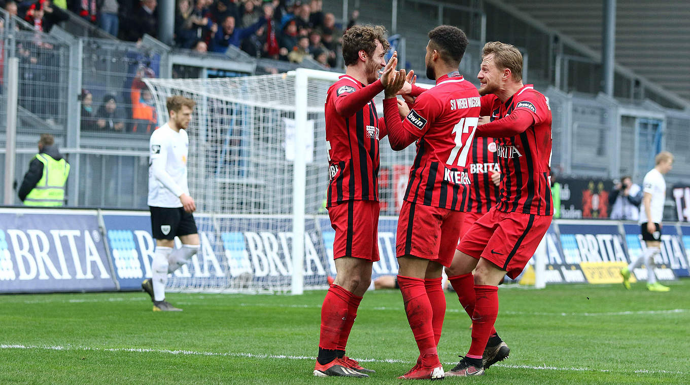 Neuer Tabellendritter: Wehen Wiesbaden schlägt Münster © imago images / Eibner