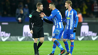 Von Schiedsrichter Tobias Welz (l.) vom Platz gestellt: Herthas Vedad Ibisevic (M.) © GettyImages