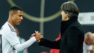 Treffen verspätet in Wolfsburg ein: Serge Gnabry (l.) und Bundestrainer Joachim Löw © 2018 TF-Images