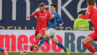 Intensives Duell an der Ostsee: Mathias Fetsch (l.) im Zweikampf mit Nico Rieble © imago images / Eibner