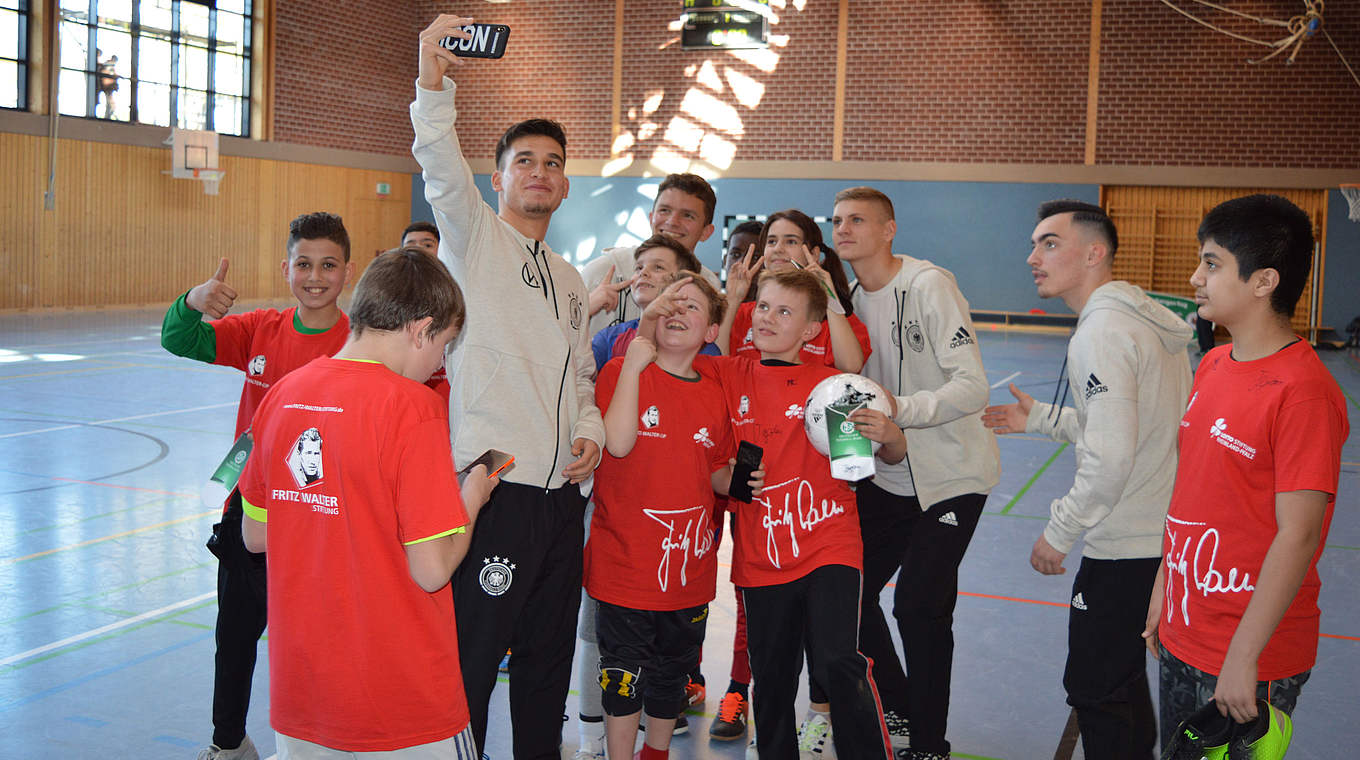"Verantwortung übernehmen und Herz zeigen": Selfies mit den U 17-Nationalspielern  © DFB