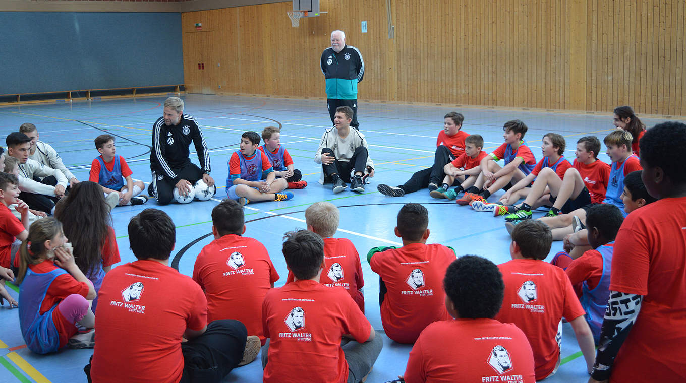 "Wir wollen den jungen Fußballern unsere Werte vermitteln": #Herzzeigen bei der U 17 © DFB