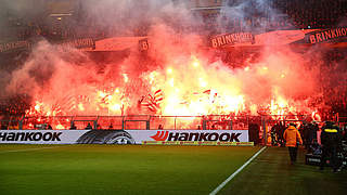 Mindestens 50 Bengalische Feuer vor dem BVB-Spiel gezündet: Gladbach-Zuschauer © imago/Thomas Bielefeld