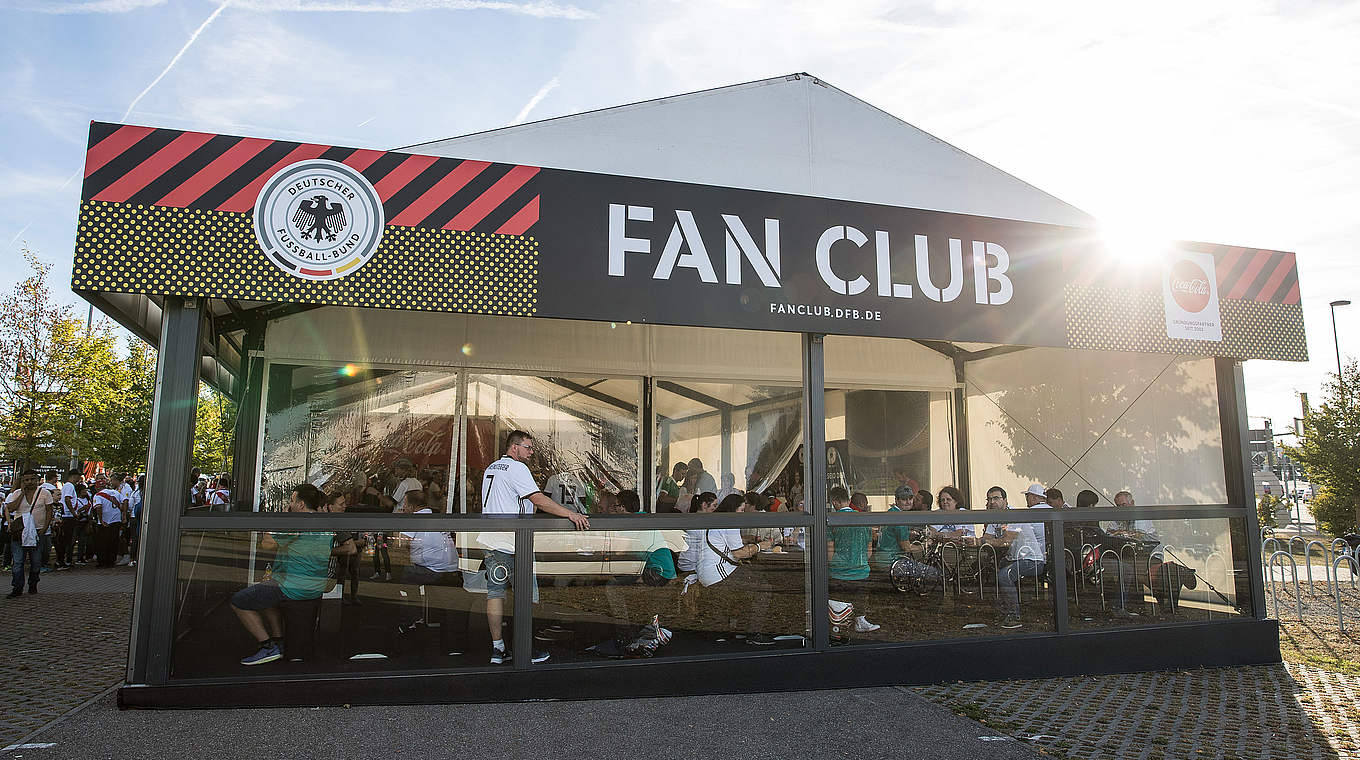 Auf 250 Quadratmetern: Im Fan Club-Zelt stimmen sich Fans aufs Serbien-Spiel ein © 2018 Getty Images
