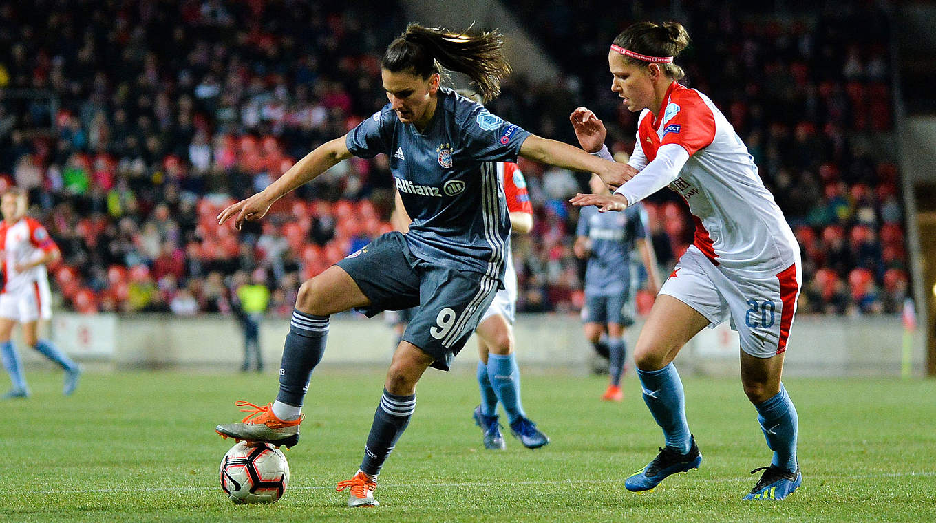 Behauptet den Ball in der Prager Eden Arena: Bayerns Jovana Damnjanovic (l.) © Jan Kuppert