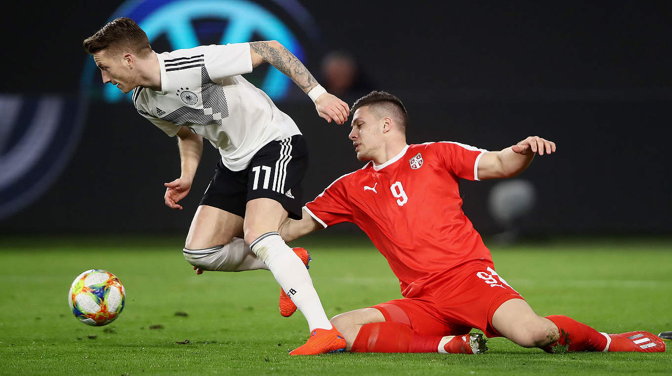 Marco Reus eludes a tackle from Serbian goalscorer Luka Jovic. © GettyImages