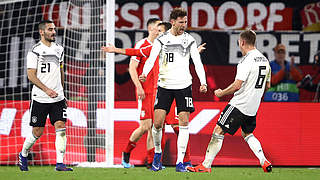 Leon Goretzka (l.) celebrates scoring his goal with Joshua Kimmich (r.) © GettyImages