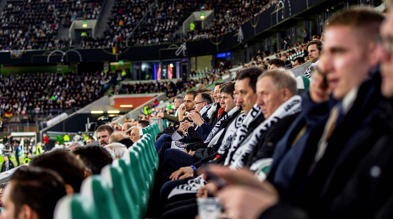 Highlight einer tollen Aktion: Die Ehrenamtler beim  Länderspiel gegen Serbien © Volkswagen AG