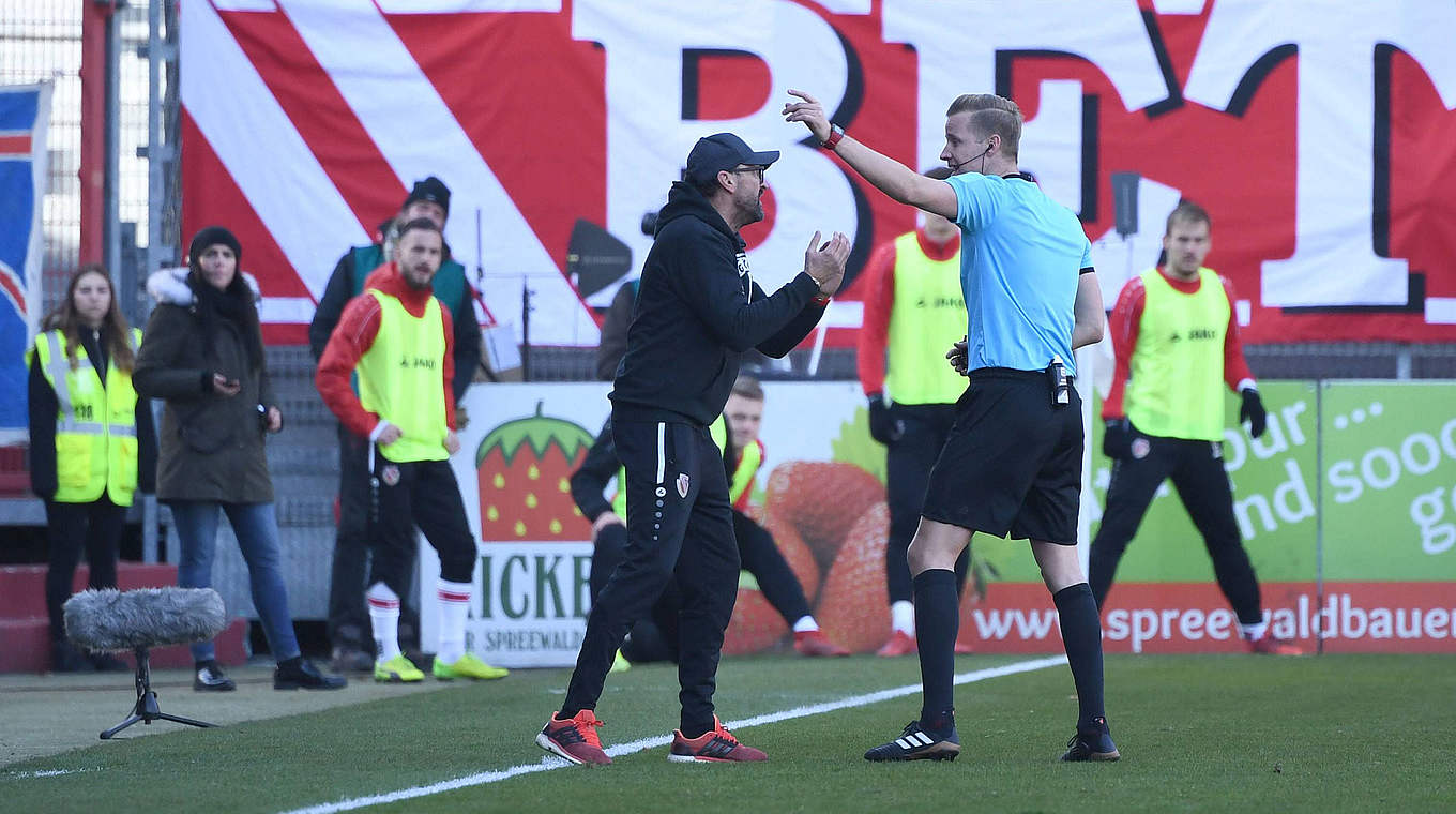 Von Referee Arne Aarnink auf die Tribüne geschickt: Cottbus-Coach "Pele" Wollitz (l.) © imago/Matthias Koch