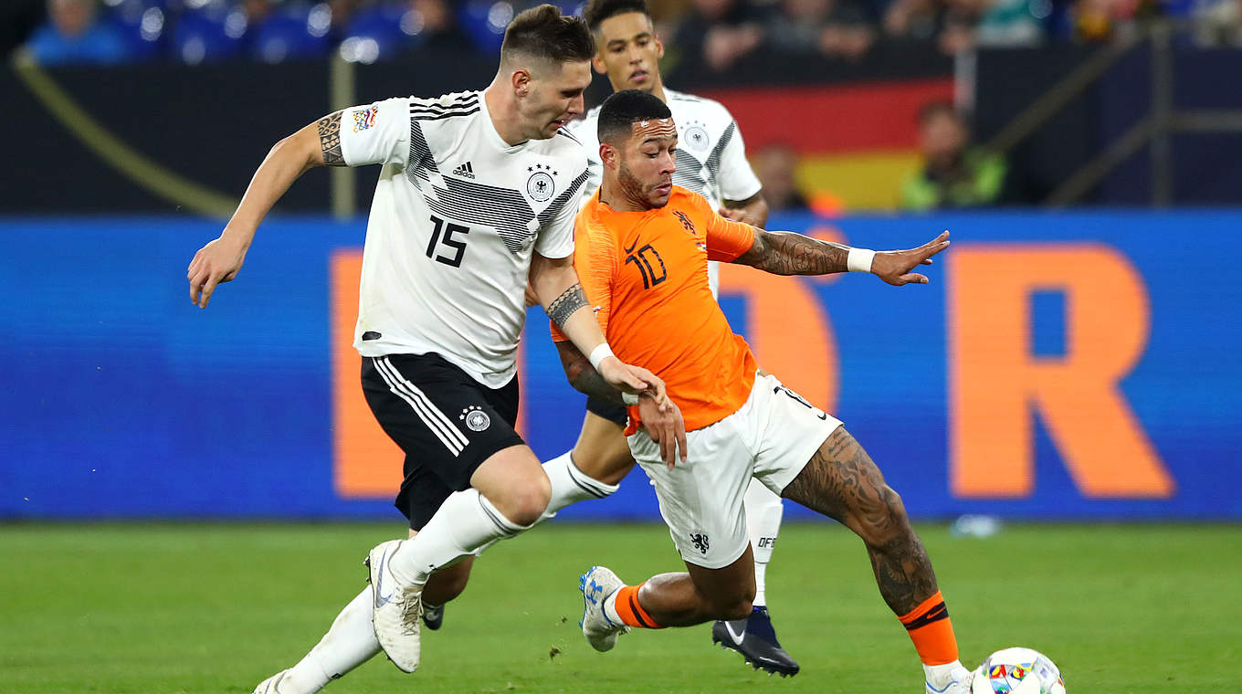 Duell auf dem Platz: Niklas Süle (l.) gegen Memphis Depay © 2018 Getty Images