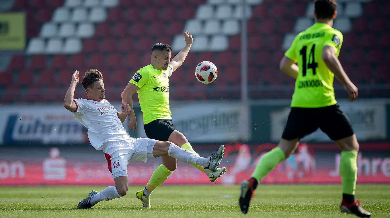 Geklärt: Kapitän Sebastian Mrowca (M.) ist vor Halles Bentley Baxter Bahn am Ball © Getty Images