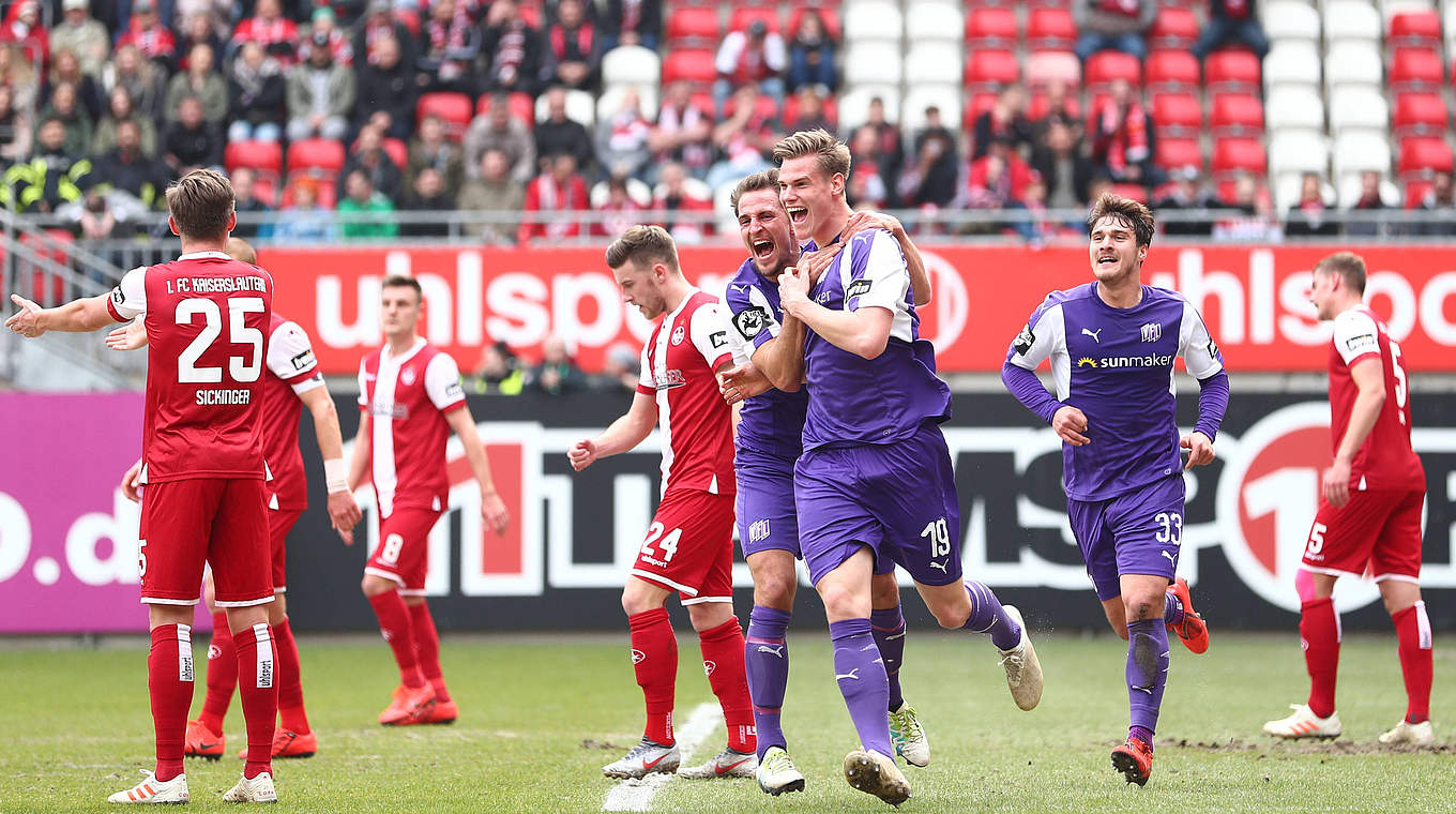 Der Doppelpacker jubelt: Steffen Tigges (3.v.r.) nach seinem zweiten Tor am Betzenberg © imago images / Eibner