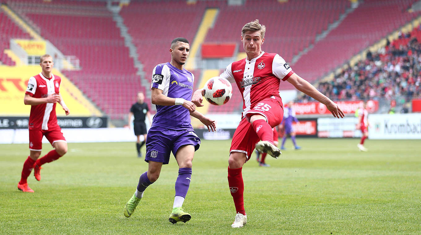 Rechtzeitig zur Stelle: Kaiserslauterns Carlo Sickinger (r.) klärt vor Anas Ouahim © imago images / Eibner