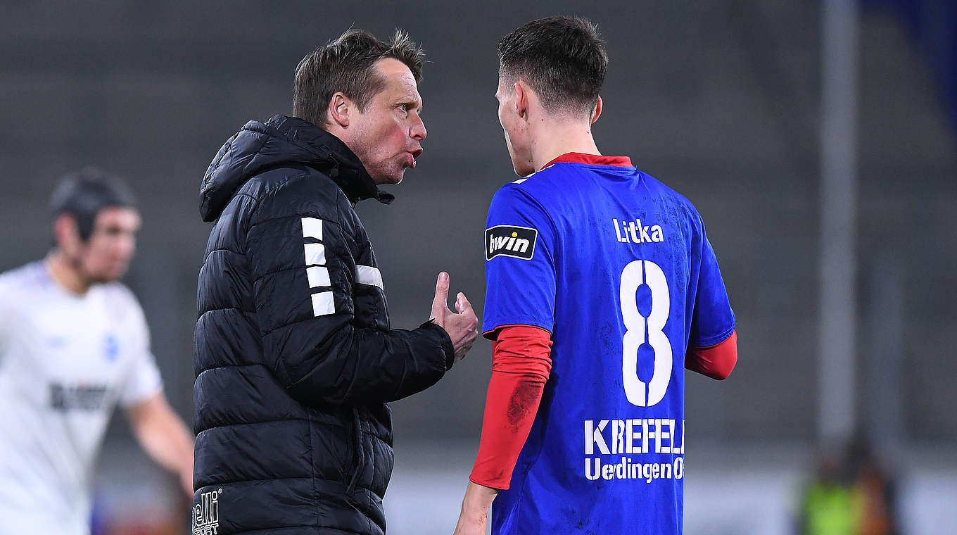 Arbeitet mit jungen und erfahrenen Spielern: KFC-Trainer Heinemann (l.) © imago images / Revierfoto