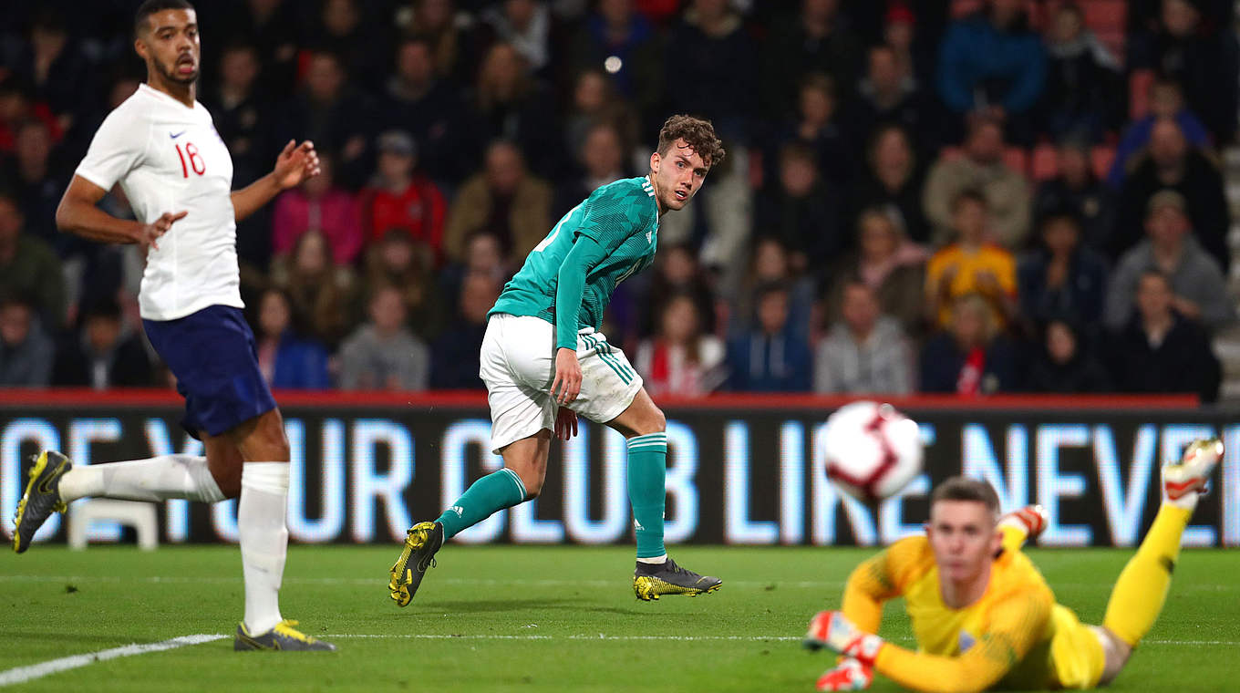 Luca Waldschmidt's shot hits the post. © GettyImages