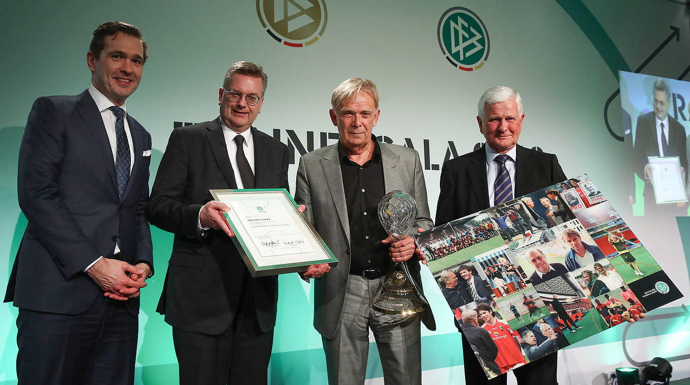 Auszeichnung: Generalsekretär Curtius und Präsident Grindel (v.l.) ehren Finke © Getty Images