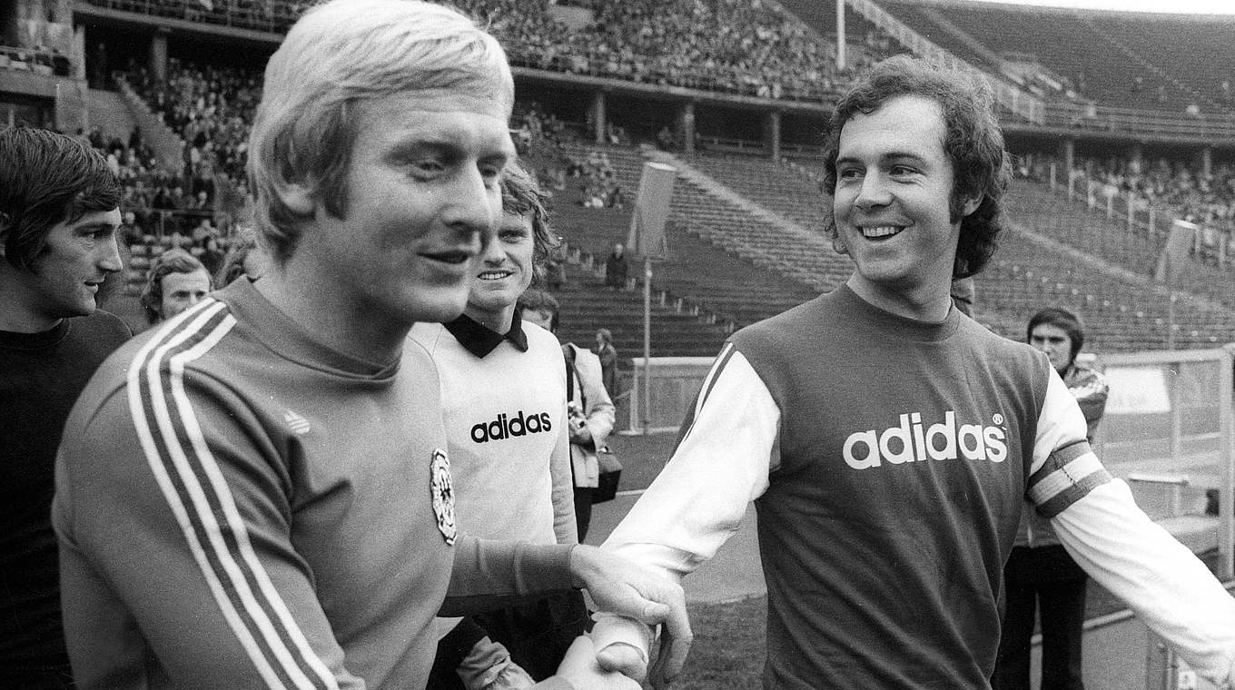 Kapitäne unter sich: Schnellinger 1974 im Trikot von TeBe Berlin mit Franz Beckenbauer © imago/WEREK