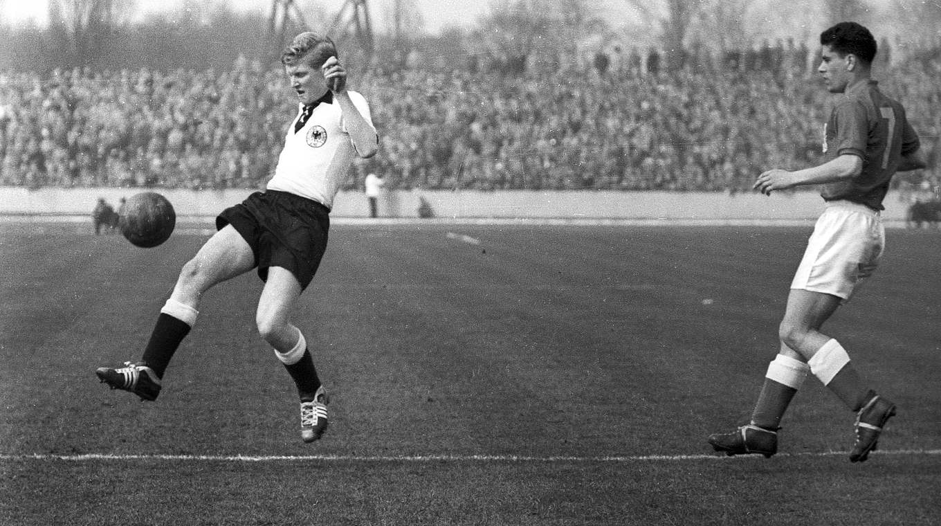 Erster Einsatz im DFB-Trikot: Schnellinger (l.) im Juniorenländespiel 1957 gegen England © imago images / Horstmüller