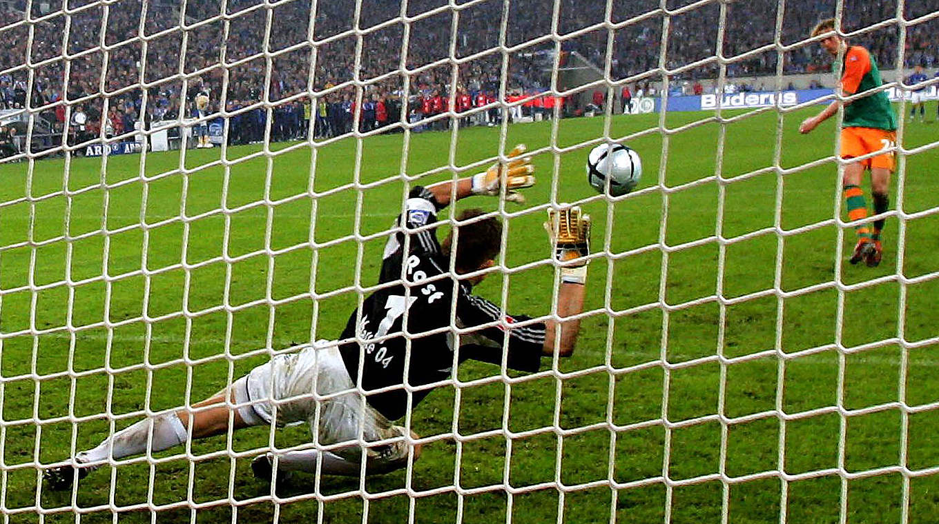 Schalke-Held im Elfmeterschießen 2005: Rost pariert zweimal und trifft zum Sieg © imago