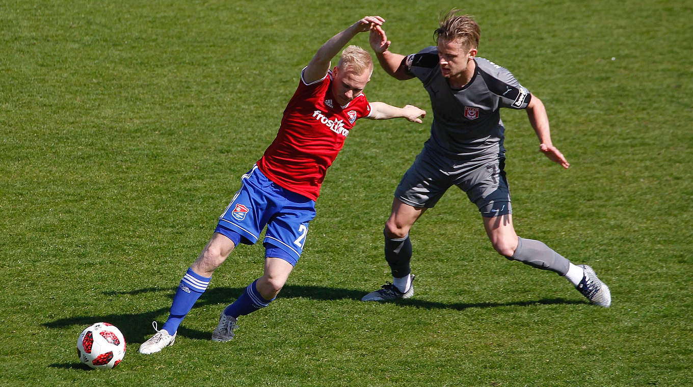 Enge Zweikämpfe in Haching: Sascha Bigalke (l.) im Duell mit Halles Niclas Bahn © imago images / Oryk HAIST