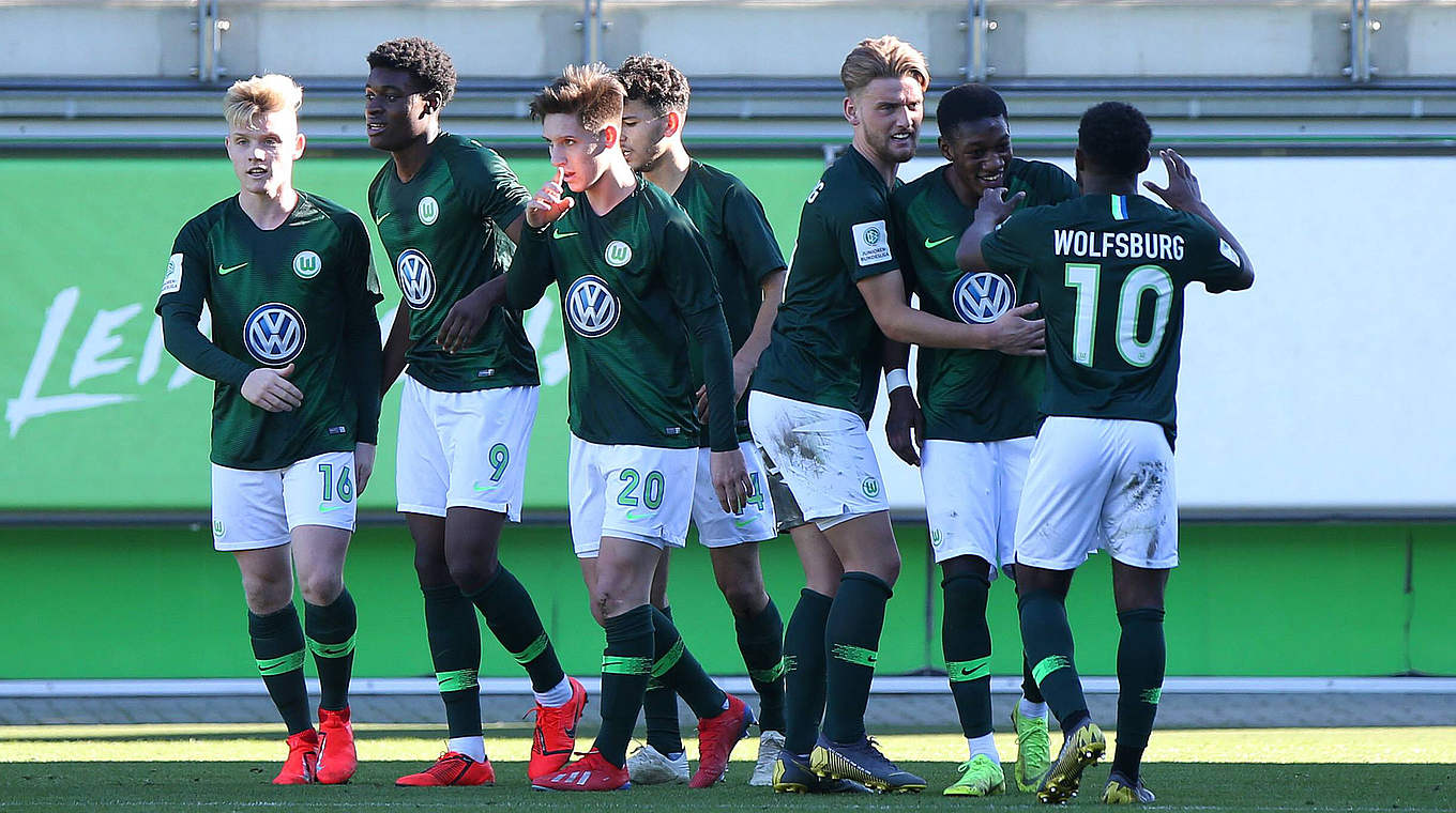 Jubel über den Sieg im Spitzenspiel: Der VfL Wolfsburg © imago/regios24