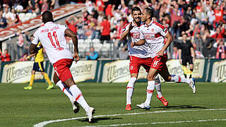 Sieger im Abstiegskrimi gegen Köln: Ganz Cottbus um Marcelo Costa (r.) jubelt © imago images / Steffen Beyer