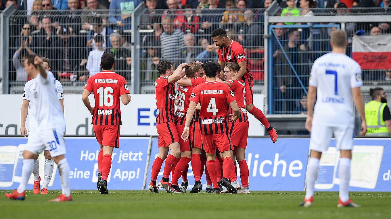 Jubel beim Gastgeber: Wehen Wiesbaden überflügelt den Karlsruher SC © Getty Images