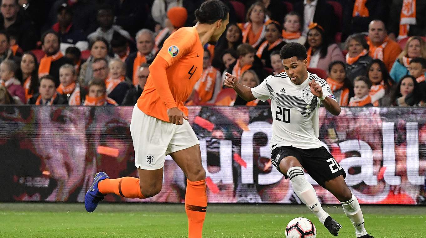 Ein Traumtor: Serge Gnabry (r.) lässt vor dem 2:0 Virgil van Dijk aussteigen © Getty Images