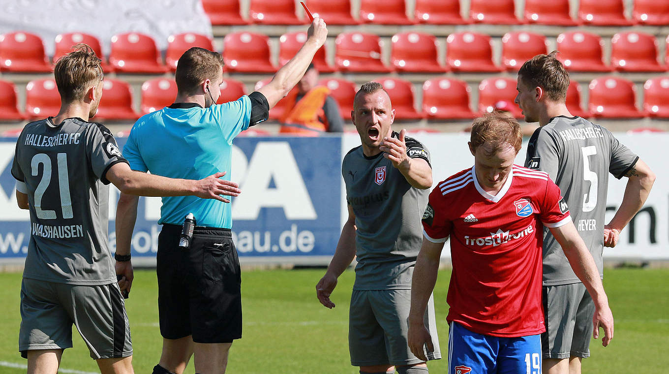 Muss zweimal aussetzen: Toni Lindenhahn (3.v.r.) vom Halleschen FC © imago images / Lackovic