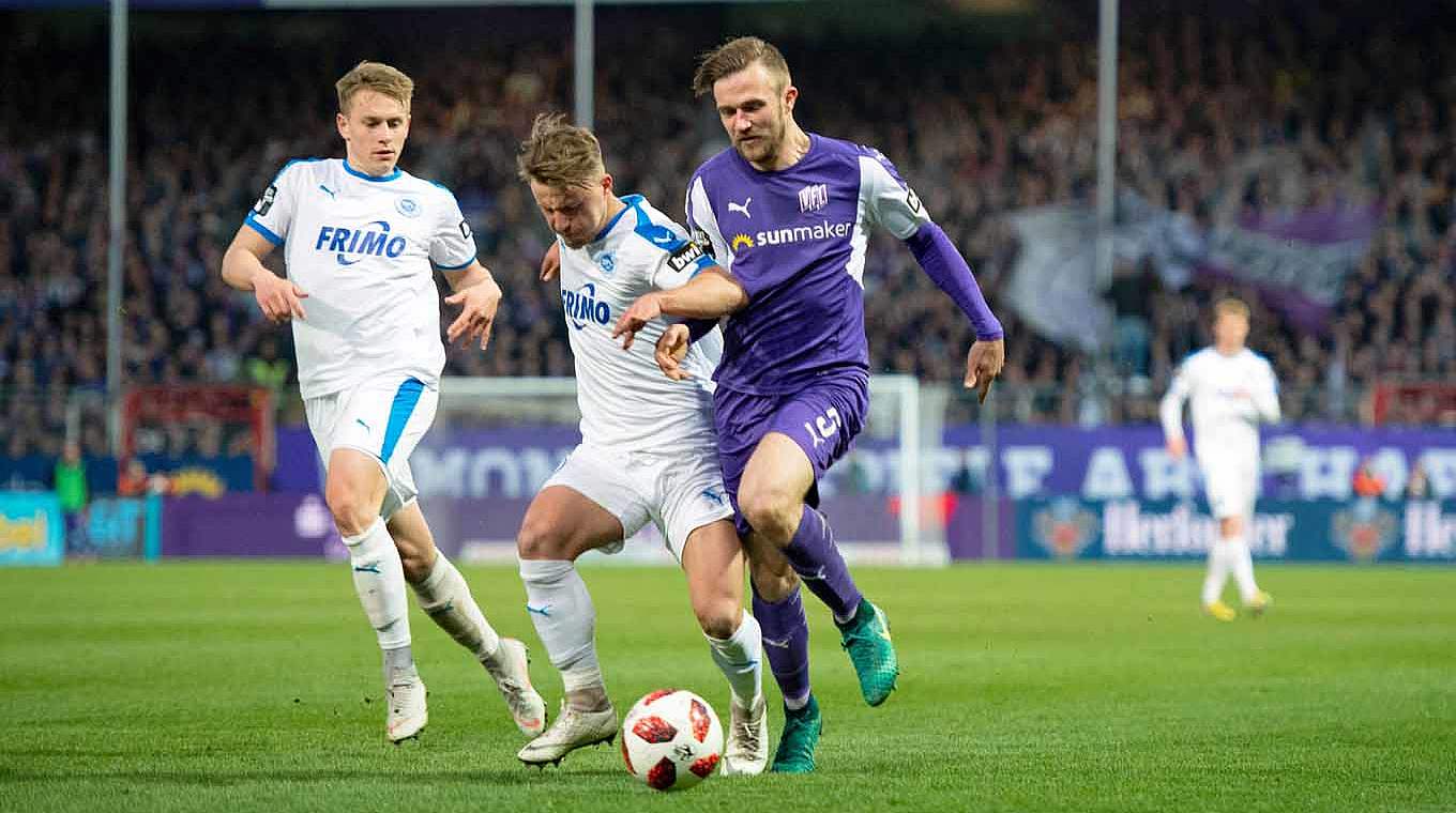 Glänzt mit einer Torvorlage gegen Lotte: der Osnabrücker Konstantin Engel (r.) © imago images / Noah Wedel