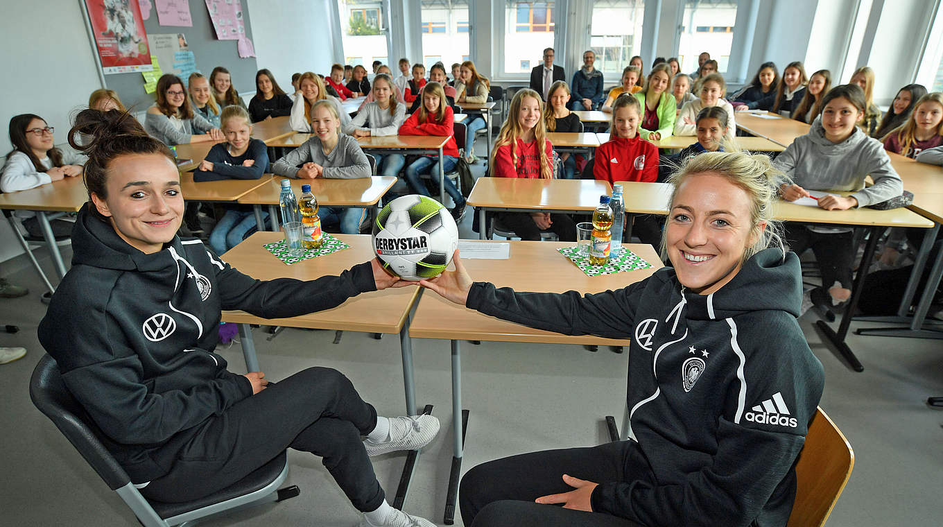 Lina Magull (l.) und Carolin Simon: "Das war ein toller Morgen und hat sehr viel Spaß gemacht" © 2019 Getty Images