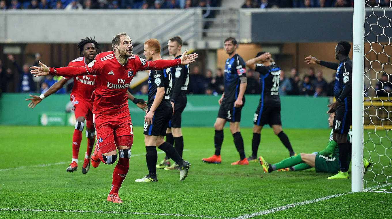 Bereits mit sechs Pokaltoren: Hamburgs Lasogga bejubelt den Halbfinaleinzug © Getty Images