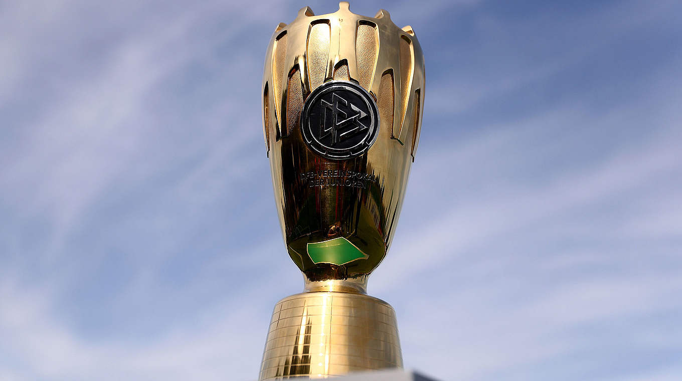 Das Objekt der Begierde: die Trophäe für die beste Pokalmannschaft der Junioren © Getty Images