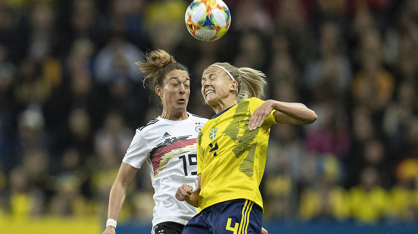 Felicitas Rauch (l.) battles Sweden's Hanna Glas for the ball.  © Getty Images