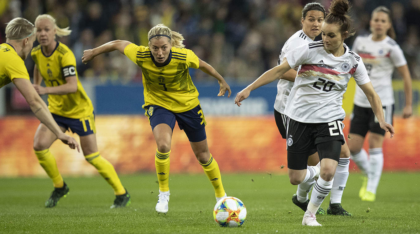 Lina Magull gets past two Swedish players.  © Getty Images