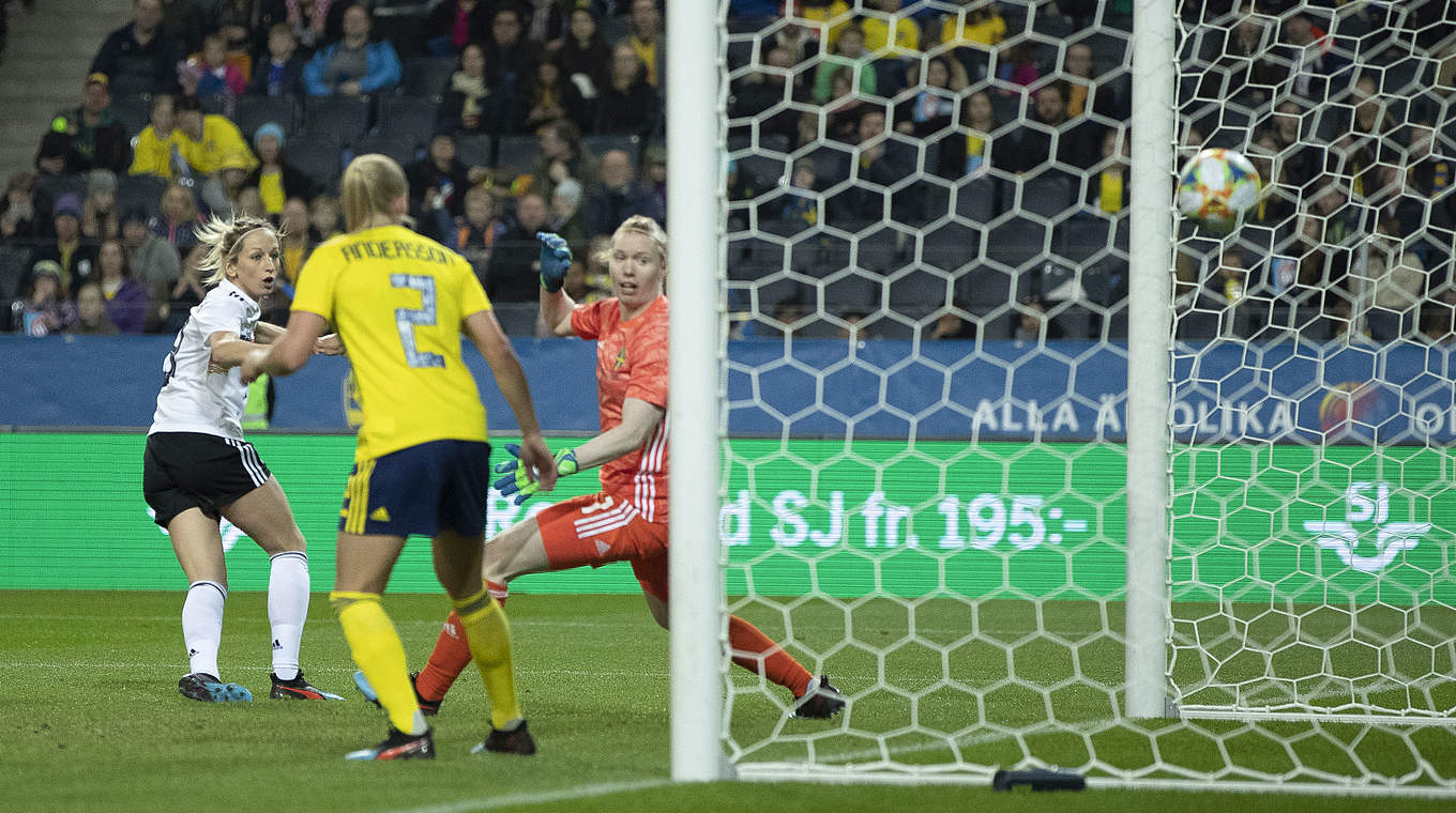 Kathrin Hendrich (l.) puts Germany up 1-0.  © Getty Images