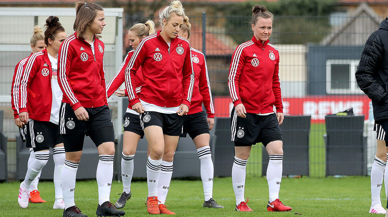 Hegering: "As soon as you’re warming up on the pitch, you put everything else." © 