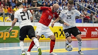 Doppeldeckung: Sandro Jurado Garcia (l.) und Lukas Sepp (r.) im Zweikampf © Getty Images