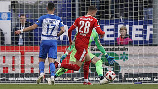 Zweiter Streich: Kilian Pagliuca (Nr. 28) erzielt das 2:0 für den Halleschen FC © imago images / Werner Scholz