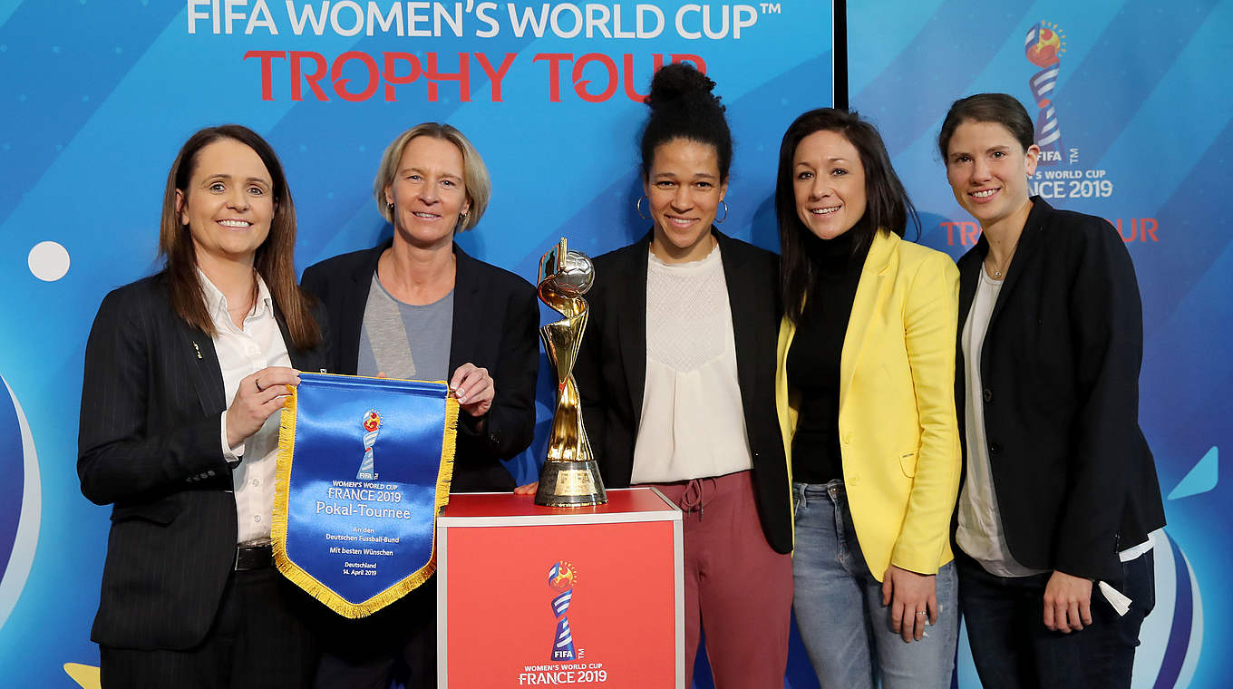 Mit FIFA-Frauen-Chefin Sara Booth: Voss-Tecklenburg, Sasic, Keßler und Krahn (v.l.n.r.) © GettyImages