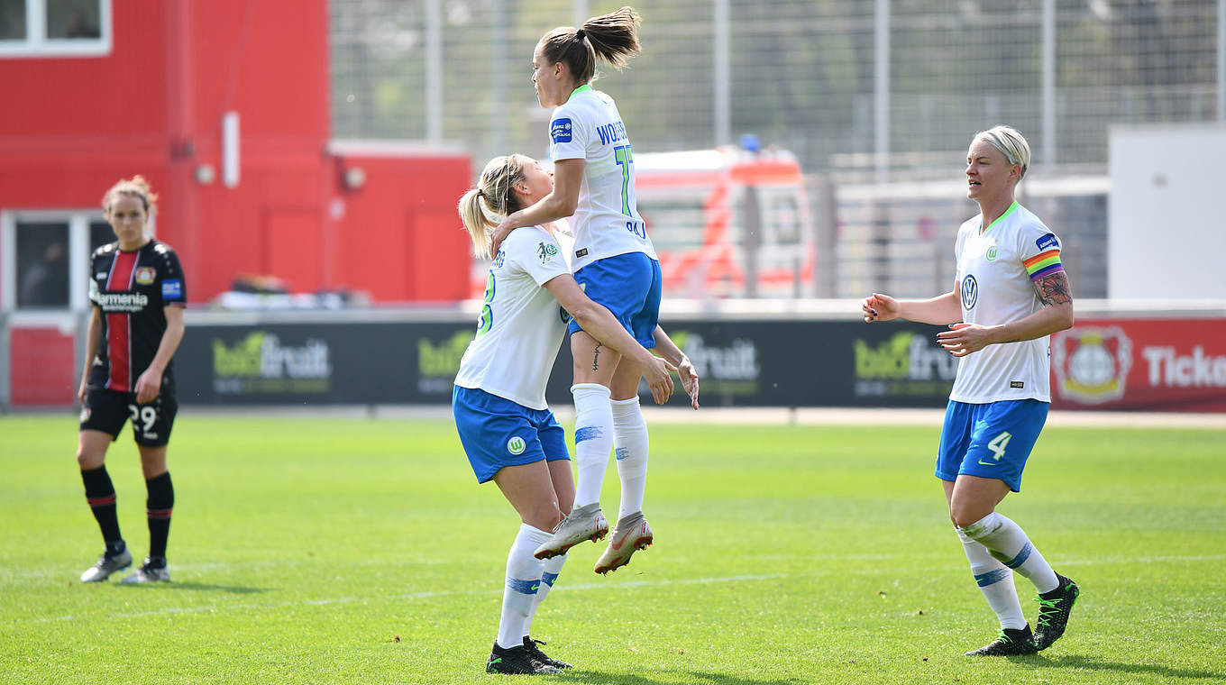 5:0 in Leverkusen: Wolfsburgs Doppeltorschützin Ewa Pajor (2.v.r.) lässt sich feiern © Jan Kuppert
