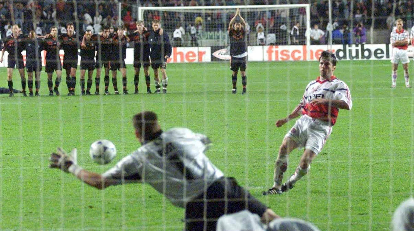 Frank Rost's heroics saw Werder defeat Bayern in 1999 to lift the trophy  © Bongarts