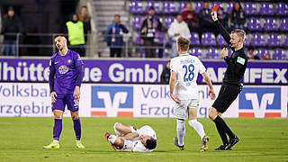 Muss drei Spiele seines Vereins aussetzen: Filip Kusic (l.) von Erzgebirge Aue © imago images / Picture Point