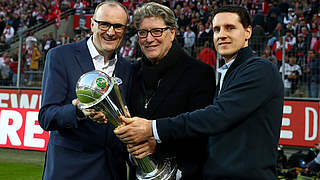 Pokalübergabe: Hartmann mit Schumacher und Bürgermeister Heinen (v.r.) © Getty Images